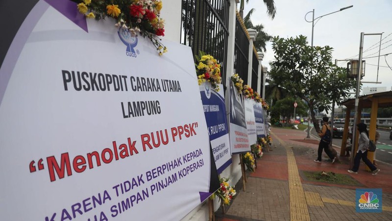 Sejumlah karangan bunga berisi penolakan rancangan undang-undang (RUU) penguatan, pengembangan sektor keuangan (PPSK) berjejer di depan gedung DPR/MPR, Jakarta, Rabu (30/11/2022). Puluhan karangan bunga berisi penolakan rancangan undang-undang (RUU) penguatan, pengembangan sektor keuangan (PPSK) memenuhi pagar depan gedung Dewan Perwakilan Rakyat Republik Indonesia (DPR RI). (CNBC Indonesia/ Muhammad Sabki)