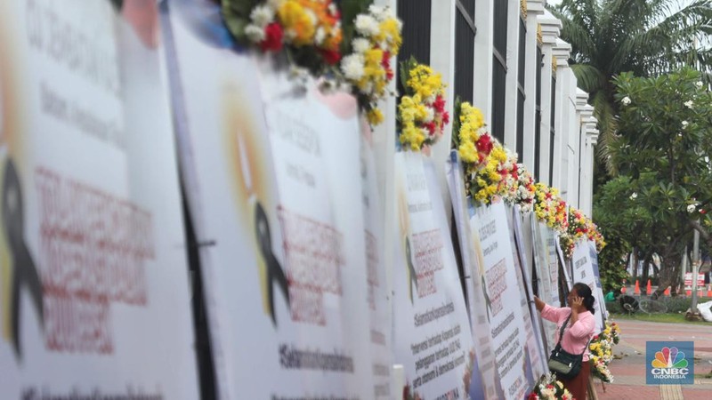 Sejumlah karangan bunga berisi penolakan rancangan undang-undang (RUU) penguatan, pengembangan sektor keuangan (PPSK) berjejer di depan gedung DPR/MPR, Jakarta, Rabu (30/11/2022). Puluhan karangan bunga berisi penolakan rancangan undang-undang (RUU) penguatan, pengembangan sektor keuangan (PPSK) memenuhi pagar depan gedung Dewan Perwakilan Rakyat Republik Indonesia (DPR RI). (CNBC Indonesia/ Muhammad Sabki)