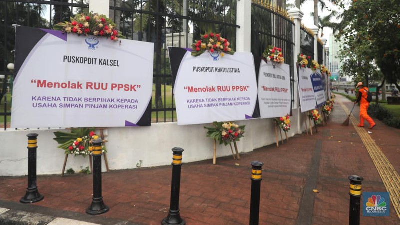 Sejumlah karangan bunga berisi penolakan rancangan undang-undang (RUU) penguatan, pengembangan sektor keuangan (PPSK) berjejer di depan gedung DPR/MPR, Jakarta, Rabu (30/11/2022). Puluhan karangan bunga berisi penolakan rancangan undang-undang (RUU) penguatan, pengembangan sektor keuangan (PPSK) memenuhi pagar depan gedung Dewan Perwakilan Rakyat Republik Indonesia (DPR RI). (CNBC Indonesia/ Muhammad Sabki)