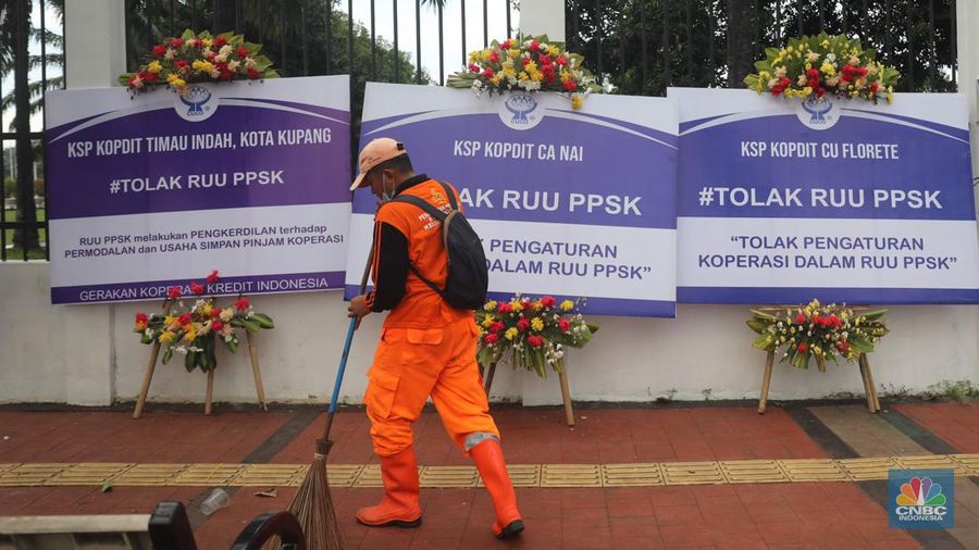 Sejumlah karangan bunga berisi penolakan rancangan undang-undang (RUU) penguatan, pengembangan sektor keuangan (PPSK) berjejer di depan gedung DPR/MPR, Jakarta, Rabu (30/11/2022). Puluhan karangan bunga berisi penolakan rancangan undang-undang (RUU) penguatan, pengembangan sektor keuangan (PPSK) memenuhi pagar depan gedung Dewan Perwakilan Rakyat Republik Indonesia (DPR RI). (CNBC Indonesia/ Muhammad Sabki)