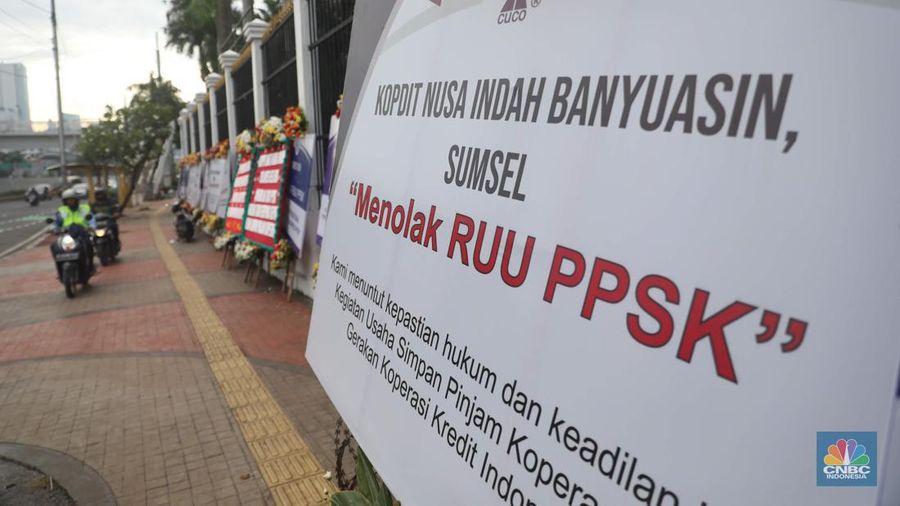 Sejumlah karangan bunga berisi penolakan rancangan undang-undang (RUU) penguatan, pengembangan sektor keuangan (PPSK) berjejer di depan gedung DPR/MPR, Jakarta, Rabu (30/11/2022). Puluhan karangan bunga berisi penolakan rancangan undang-undang (RUU) penguatan, pengembangan sektor keuangan (PPSK) memenuhi pagar depan gedung Dewan Perwakilan Rakyat Republik Indonesia (DPR RI). (CNBC Indonesia/ Muhammad Sabki)