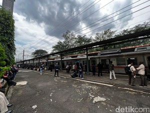 Viral KRL Berhenti Lebih Lama di Stasiun UI, Ternyata Masinis ke Toilet