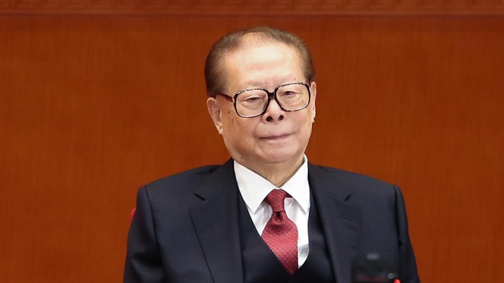 Mantan presiden Tiongkok Jiang Zemin menghadiri sesi pembukaan Kongres Partai Komunis Tiongkok di Aula Besar Rakyat pada 18 Oktober 2017 di Beijing, Tiongkok. Musyawarah Nasional BPK ke-19 akan berlangsung selama 7 hari dan akan dibentuk panitia pusat BPK yang baru.  (Lintao Zhang/Getty Images)
