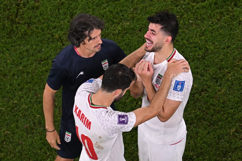 Yunus Musah (6) dari AS dan Ramin Rezaeian (23) dari Iran terlihat setelah pertandingan Grup B Piala Dunia FIFA 2022 antara Iran dan AS di Stadion Al Thumama di Doha, Qatar pada 29 November 2022. Yunus Musah (6) dari AS dan Ramin Rezaeian (23) dari Iran terlihat setelah pertandingan Grup B Piala Dunia FIFA 2022 antara Iran dan AS di Stadion Al Thumama di Doha, Qatar pada 29 November 2022. (Evrim Aydin/Anadolu Agency via Getty Images)