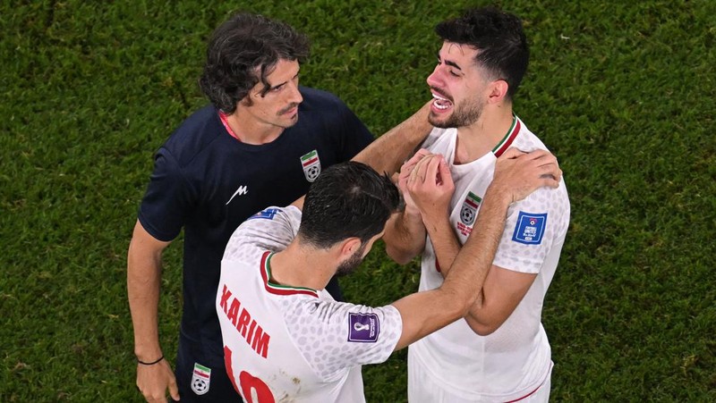 Yunus Musah (6) dari AS dan Ramin Rezaeian (23) dari Iran terlihat setelah pertandingan Grup B Piala Dunia FIFA 2022 antara Iran dan AS di Stadion Al Thumama di Doha, Qatar pada 29 November 2022. (Evrim Aydin/Anadolu Agency via Getty Images)