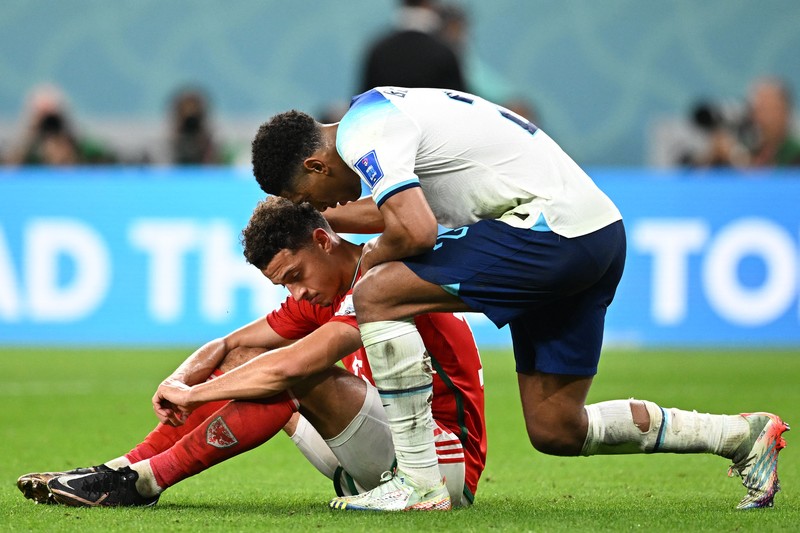 Pertandingan Group D antara Prancis melawan Denmark pada laga Piala Dunia FIFA Qatar 2022 di Stadion 974, Doha, Qatar Penyerang Prancis, Kylian Mbappe mencetak gol kedua timnya usai melewati kiper Denmark, Kasper Schmeichel saat pertandingan Group D antara Prancis melawan Denmark pada laga Piala Dunia FIFA Qatar 2022 di Stadion 974, Doha, Qatar, Sabtu (26/11/2022). Prancis jadi tim pertama yang lolos ke Babak 16 Besar Piala Dunia 2022 setelah Les Bleus mengalahkan Denmark 2-1 berkat sepasang gol Kylian Mbappe. (Photo by FRANCK FIFE/AFP via Getty Images)