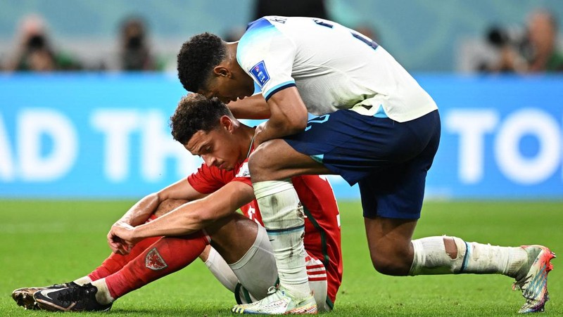 Penyerang Prancis, Kylian Mbappe mencetak gol kedua timnya usai melewati kiper Denmark, Kasper Schmeichel saat pertandingan Group D antara Prancis melawan Denmark pada laga Piala Dunia FIFA Qatar 2022 di Stadion 974, Doha, Qatar, Sabtu (26/11/2022). Prancis jadi tim pertama yang lolos ke Babak 16 Besar Piala Dunia 2022 setelah Les Bleus mengalahkan Denmark 2-1 berkat sepasang gol Kylian Mbappe. (Photo by FRANCK FIFE/AFP via Getty Images)