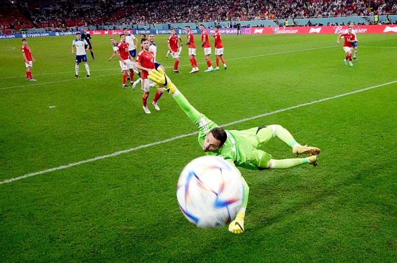 Penyerang Prancis, Kylian Mbappe mencetak gol kedua timnya usai melewati kiper Denmark, Kasper Schmeichel saat pertandingan Group D antara Prancis melawan Denmark pada laga Piala Dunia FIFA Qatar 2022 di Stadion 974, Doha, Qatar, Sabtu (26/11/2022). Prancis jadi tim pertama yang lolos ke Babak 16 Besar Piala Dunia 2022 setelah Les Bleus mengalahkan Denmark 2-1 berkat sepasang gol Kylian Mbappe. (Photo by FRANCK FIFE/AFP via Getty Images)