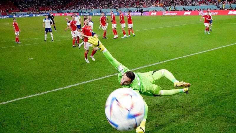 Penyerang Prancis, Kylian Mbappe mencetak gol kedua timnya usai melewati kiper Denmark, Kasper Schmeichel saat pertandingan Group D antara Prancis melawan Denmark pada laga Piala Dunia FIFA Qatar 2022 di Stadion 974, Doha, Qatar, Sabtu (26/11/2022). Prancis jadi tim pertama yang lolos ke Babak 16 Besar Piala Dunia 2022 setelah Les Bleus mengalahkan Denmark 2-1 berkat sepasang gol Kylian Mbappe. (Photo by FRANCK FIFE/AFP via Getty Images)