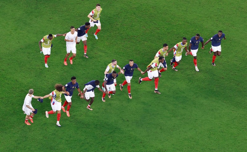 Penyerang Prancis, Kylian Mbappe mencetak gol kedua timnya usai melewati kiper Denmark, Kasper Schmeichel saat pertandingan Group D antara Prancis melawan Denmark pada laga Piala Dunia FIFA Qatar 2022 di Stadion 974, Doha, Qatar, Sabtu (26/11/2022). Prancis jadi tim pertama yang lolos ke Babak 16 Besar Piala Dunia 2022 setelah Les Bleus mengalahkan Denmark 2-1 berkat sepasang gol Kylian Mbappe. (Photo by FRANCK FIFE/AFP via Getty Images)