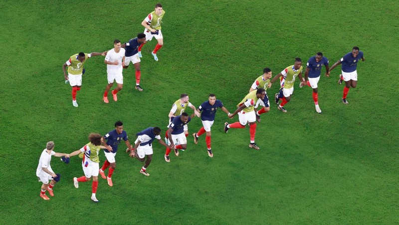 Penyerang Prancis, Kylian Mbappe mencetak gol kedua timnya usai melewati kiper Denmark, Kasper Schmeichel saat pertandingan Group D antara Prancis melawan Denmark pada laga Piala Dunia FIFA Qatar 2022 di Stadion 974, Doha, Qatar, Sabtu (26/11/2022). Prancis jadi tim pertama yang lolos ke Babak 16 Besar Piala Dunia 2022 setelah Les Bleus mengalahkan Denmark 2-1 berkat sepasang gol Kylian Mbappe. (Photo by FRANCK FIFE/AFP via Getty Images)