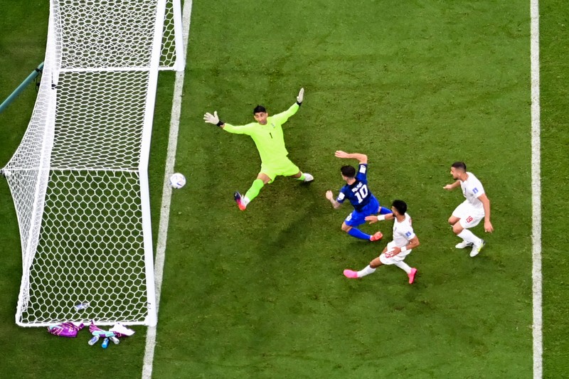 Penyerang Prancis, Kylian Mbappe mencetak gol kedua timnya usai melewati kiper Denmark, Kasper Schmeichel saat pertandingan Group D antara Prancis melawan Denmark pada laga Piala Dunia FIFA Qatar 2022 di Stadion 974, Doha, Qatar, Sabtu (26/11/2022). Prancis jadi tim pertama yang lolos ke Babak 16 Besar Piala Dunia 2022 setelah Les Bleus mengalahkan Denmark 2-1 berkat sepasang gol Kylian Mbappe. (Photo by FRANCK FIFE/AFP via Getty Images)