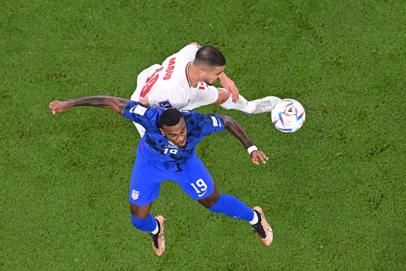 Penyerang Prancis, Kylian Mbappe mencetak gol kedua timnya usai melewati kiper Denmark, Kasper Schmeichel saat pertandingan Group D antara Prancis melawan Denmark pada laga Piala Dunia FIFA Qatar 2022 di Stadion 974, Doha, Qatar, Sabtu (26/11/2022). Prancis jadi tim pertama yang lolos ke Babak 16 Besar Piala Dunia 2022 setelah Les Bleus mengalahkan Denmark 2-1 berkat sepasang gol Kylian Mbappe. (Photo by FRANCK FIFE/AFP via Getty Images)