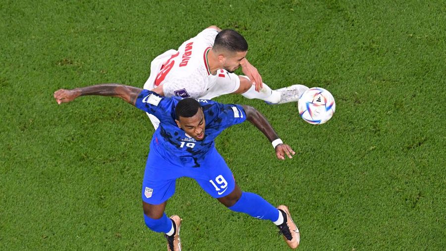 Penyerang Prancis, Kylian Mbappe mencetak gol kedua timnya usai melewati kiper Denmark, Kasper Schmeichel saat pertandingan Group D antara Prancis melawan Denmark pada laga Piala Dunia FIFA Qatar 2022 di Stadion 974, Doha, Qatar, Sabtu (26/11/2022). Prancis jadi tim pertama yang lolos ke Babak 16 Besar Piala Dunia 2022 setelah Les Bleus mengalahkan Denmark 2-1 berkat sepasang gol Kylian Mbappe. (Photo by FRANCK FIFE/AFP via Getty Images)