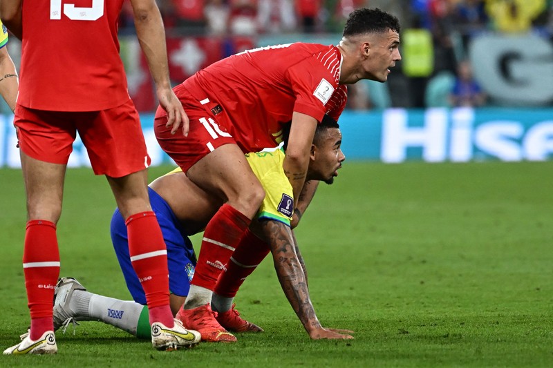 Penyerang Prancis, Kylian Mbappe mencetak gol kedua timnya usai melewati kiper Denmark, Kasper Schmeichel saat pertandingan Group D antara Prancis melawan Denmark pada laga Piala Dunia FIFA Qatar 2022 di Stadion 974, Doha, Qatar, Sabtu (26/11/2022). Prancis jadi tim pertama yang lolos ke Babak 16 Besar Piala Dunia 2022 setelah Les Bleus mengalahkan Denmark 2-1 berkat sepasang gol Kylian Mbappe. (Photo by FRANCK FIFE/AFP via Getty Images)