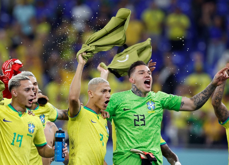 Penyerang Prancis, Kylian Mbappe mencetak gol kedua timnya usai melewati kiper Denmark, Kasper Schmeichel saat pertandingan Group D antara Prancis melawan Denmark pada laga Piala Dunia FIFA Qatar 2022 di Stadion 974, Doha, Qatar, Sabtu (26/11/2022). Prancis jadi tim pertama yang lolos ke Babak 16 Besar Piala Dunia 2022 setelah Les Bleus mengalahkan Denmark 2-1 berkat sepasang gol Kylian Mbappe. (Photo by FRANCK FIFE/AFP via Getty Images)