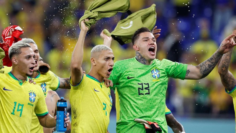 Penyerang Prancis, Kylian Mbappe mencetak gol kedua timnya usai melewati kiper Denmark, Kasper Schmeichel saat pertandingan Group D antara Prancis melawan Denmark pada laga Piala Dunia FIFA Qatar 2022 di Stadion 974, Doha, Qatar, Sabtu (26/11/2022). Prancis jadi tim pertama yang lolos ke Babak 16 Besar Piala Dunia 2022 setelah Les Bleus mengalahkan Denmark 2-1 berkat sepasang gol Kylian Mbappe. (Photo by FRANCK FIFE/AFP via Getty Images)
