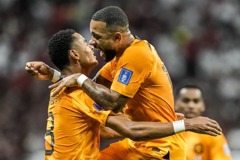 Penyerang Prancis, Kylian Mbappe mencetak gol kedua timnya usai melewati kiper Denmark, Kasper Schmeichel saat pertandingan Group D antara Prancis melawan Denmark pada laga Piala Dunia FIFA Qatar 2022 di Stadion 974, Doha, Qatar, Sabtu (26/11/2022). Prancis jadi tim pertama yang lolos ke Babak 16 Besar Piala Dunia 2022 setelah Les Bleus mengalahkan Denmark 2-1 berkat sepasang gol Kylian Mbappe. (Photo by FRANCK FIFE/AFP via Getty Images)