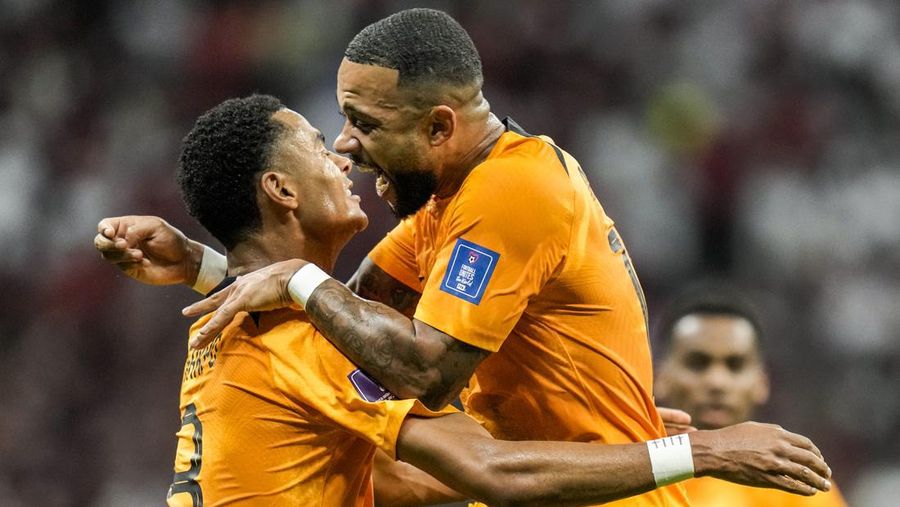 Penyerang Prancis, Kylian Mbappe mencetak gol kedua timnya usai melewati kiper Denmark, Kasper Schmeichel saat pertandingan Group D antara Prancis melawan Denmark pada laga Piala Dunia FIFA Qatar 2022 di Stadion 974, Doha, Qatar, Sabtu (26/11/2022). Prancis jadi tim pertama yang lolos ke Babak 16 Besar Piala Dunia 2022 setelah Les Bleus mengalahkan Denmark 2-1 berkat sepasang gol Kylian Mbappe. (Photo by FRANCK FIFE/AFP via Getty Images)