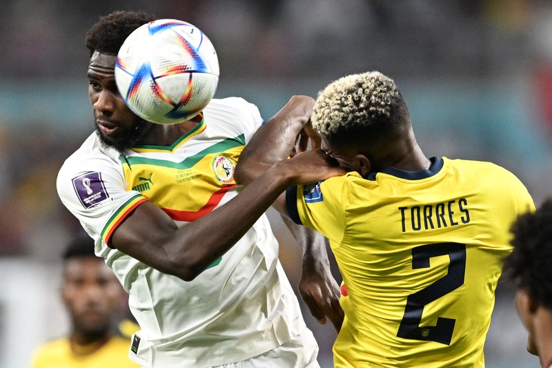 Penyerang Prancis, Kylian Mbappe mencetak gol kedua timnya usai melewati kiper Denmark, Kasper Schmeichel saat pertandingan Group D antara Prancis melawan Denmark pada laga Piala Dunia FIFA Qatar 2022 di Stadion 974, Doha, Qatar, Sabtu (26/11/2022). Prancis jadi tim pertama yang lolos ke Babak 16 Besar Piala Dunia 2022 setelah Les Bleus mengalahkan Denmark 2-1 berkat sepasang gol Kylian Mbappe. (Photo by FRANCK FIFE/AFP via Getty Images)