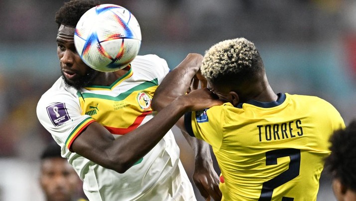 Pertandingan sepak bola Grup A Piala Dunia Qatar 2022 antara Ekuador dan Senegal di Stadion Internasional Khalifa, Doha Penyerang Senegal, Boulaye Dia (Kiri) menyundul bola saat bek Ekuador, Felix Torres (Kanan) melawannya selama pertandingan sepak bola Grup A Piala Dunia Qatar 2022 antara Ekuador dan Senegal di Stadion Internasional Khalifa, Doha, Selasa (29/11/2022). Senegal mengalahkan Ekuador 2-1 di laga penentuan Grup A Piala Dunia 2022. Dengan hasil, Singa Teranga berhak menemani Belanda ke babak 16 besar. (Photo by RAUL ARBOLEDA/AFP via Getty Images)