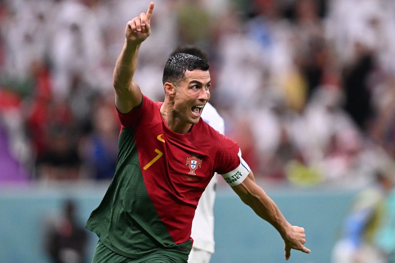 Pertandingan Group D antara Prancis melawan Denmark pada laga Piala Dunia FIFA Qatar 2022 di Stadion 974, Doha, Qatar Penyerang Prancis, Kylian Mbappe mencetak gol kedua timnya usai melewati kiper Denmark, Kasper Schmeichel saat pertandingan Group D antara Prancis melawan Denmark pada laga Piala Dunia FIFA Qatar 2022 di Stadion 974, Doha, Qatar, Sabtu (26/11/2022). Prancis jadi tim pertama yang lolos ke Babak 16 Besar Piala Dunia 2022 setelah Les Bleus mengalahkan Denmark 2-1 berkat sepasang gol Kylian Mbappe. (Photo by FRANCK FIFE/AFP via Getty Images)