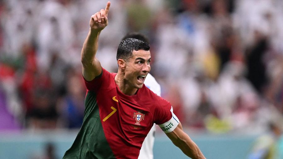 Penyerang Portugal, Cristiano Ronaldo merayakan gol pertama timnya selama pertandingan sepak bola Grup H Piala Dunia Qatar 2022 antara Portugal dan Uruguay di Stadion Lusail di Lusail, utara Doha, Senin (28/11/2022). Portugal berhasil mengalahkan Uruguay 2-0 di matchday kedua Grup H Piala Dunia 2022. Brace Bruno Fernandes antarkan A Selecao das Quinas ke 16 besar. (Photo by KIRILL KUDRYAVTSEV/AFP via Getty Images)