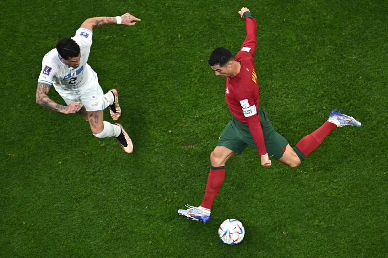 Pertandingan Group D antara Prancis melawan Denmark pada laga Piala Dunia FIFA Qatar 2022 di Stadion 974, Doha, Qatar Penyerang Prancis, Kylian Mbappe mencetak gol kedua timnya usai melewati kiper Denmark, Kasper Schmeichel saat pertandingan Group D antara Prancis melawan Denmark pada laga Piala Dunia FIFA Qatar 2022 di Stadion 974, Doha, Qatar, Sabtu (26/11/2022). Prancis jadi tim pertama yang lolos ke Babak 16 Besar Piala Dunia 2022 setelah Les Bleus mengalahkan Denmark 2-1 berkat sepasang gol Kylian Mbappe. (Photo by FRANCK FIFE/AFP via Getty Images)