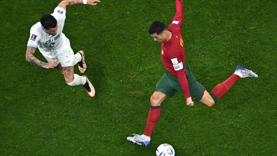 Penyerang Prancis, Kylian Mbappe mencetak gol kedua timnya usai melewati kiper Denmark, Kasper Schmeichel saat pertandingan Group D antara Prancis melawan Denmark pada laga Piala Dunia FIFA Qatar 2022 di Stadion 974, Doha, Qatar, Sabtu (26/11/2022). Prancis jadi tim pertama yang lolos ke Babak 16 Besar Piala Dunia 2022 setelah Les Bleus mengalahkan Denmark 2-1 berkat sepasang gol Kylian Mbappe. (Photo by FRANCK FIFE/AFP via Getty Images)
