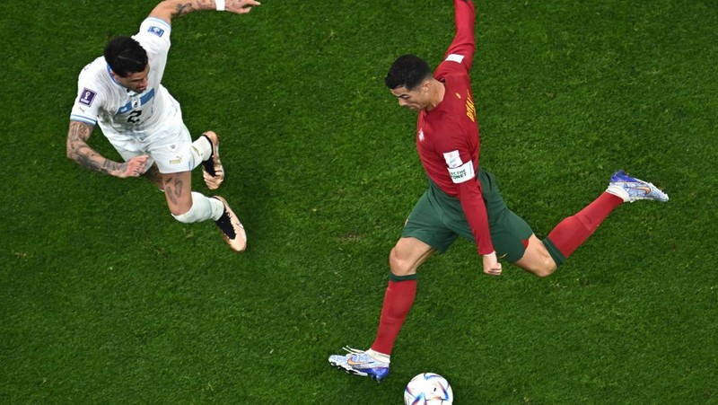 Penyerang Prancis, Kylian Mbappe mencetak gol kedua timnya usai melewati kiper Denmark, Kasper Schmeichel saat pertandingan Group D antara Prancis melawan Denmark pada laga Piala Dunia FIFA Qatar 2022 di Stadion 974, Doha, Qatar, Sabtu (26/11/2022). Prancis jadi tim pertama yang lolos ke Babak 16 Besar Piala Dunia 2022 setelah Les Bleus mengalahkan Denmark 2-1 berkat sepasang gol Kylian Mbappe. (Photo by FRANCK FIFE/AFP via Getty Images)