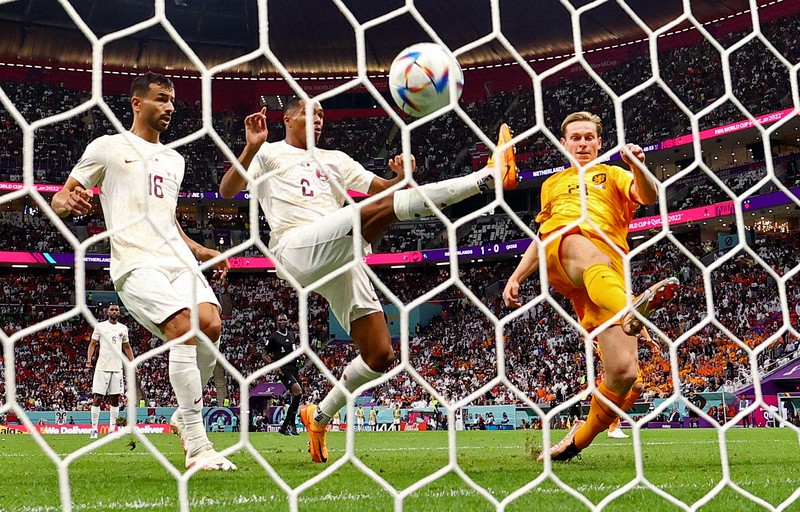 Penyerang Prancis, Kylian Mbappe mencetak gol kedua timnya usai melewati kiper Denmark, Kasper Schmeichel saat pertandingan Group D antara Prancis melawan Denmark pada laga Piala Dunia FIFA Qatar 2022 di Stadion 974, Doha, Qatar, Sabtu (26/11/2022). Prancis jadi tim pertama yang lolos ke Babak 16 Besar Piala Dunia 2022 setelah Les Bleus mengalahkan Denmark 2-1 berkat sepasang gol Kylian Mbappe. (Photo by FRANCK FIFE/AFP via Getty Images)