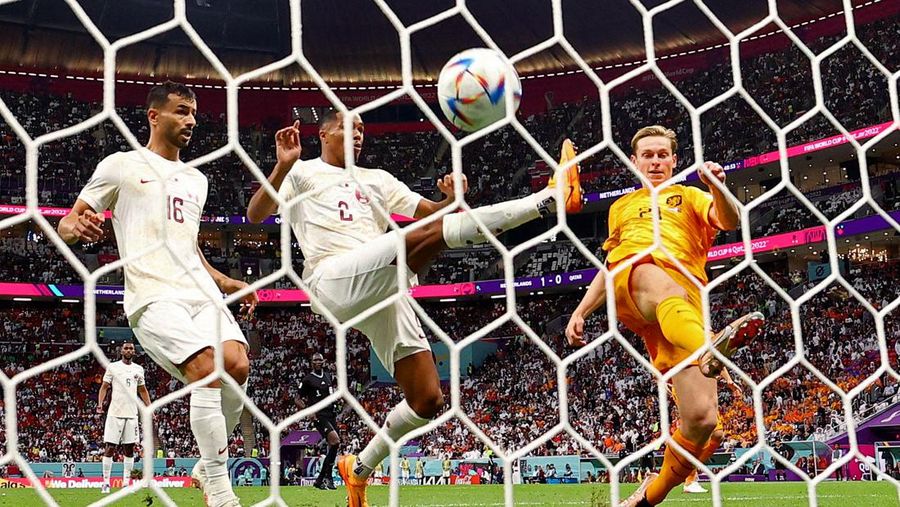 Penyerang Prancis, Kylian Mbappe mencetak gol kedua timnya usai melewati kiper Denmark, Kasper Schmeichel saat pertandingan Group D antara Prancis melawan Denmark pada laga Piala Dunia FIFA Qatar 2022 di Stadion 974, Doha, Qatar, Sabtu (26/11/2022). Prancis jadi tim pertama yang lolos ke Babak 16 Besar Piala Dunia 2022 setelah Les Bleus mengalahkan Denmark 2-1 berkat sepasang gol Kylian Mbappe. (Photo by FRANCK FIFE/AFP via Getty Images)