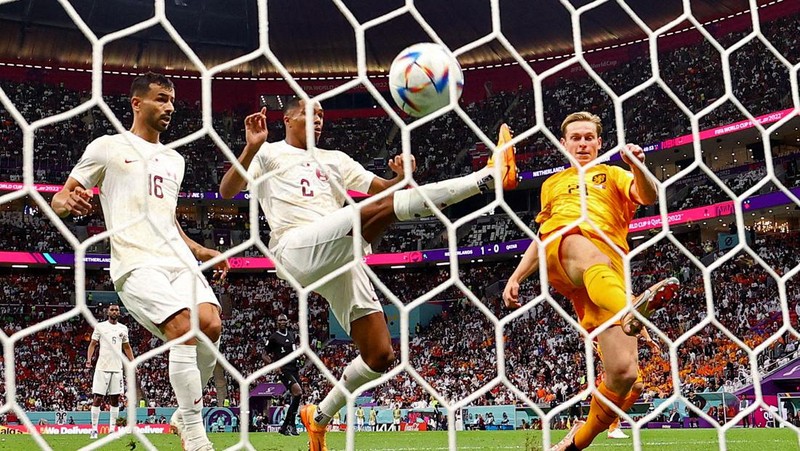 Penyerang Prancis, Kylian Mbappe mencetak gol kedua timnya usai melewati kiper Denmark, Kasper Schmeichel saat pertandingan Group D antara Prancis melawan Denmark pada laga Piala Dunia FIFA Qatar 2022 di Stadion 974, Doha, Qatar, Sabtu (26/11/2022). Prancis jadi tim pertama yang lolos ke Babak 16 Besar Piala Dunia 2022 setelah Les Bleus mengalahkan Denmark 2-1 berkat sepasang gol Kylian Mbappe. (Photo by FRANCK FIFE/AFP via Getty Images)