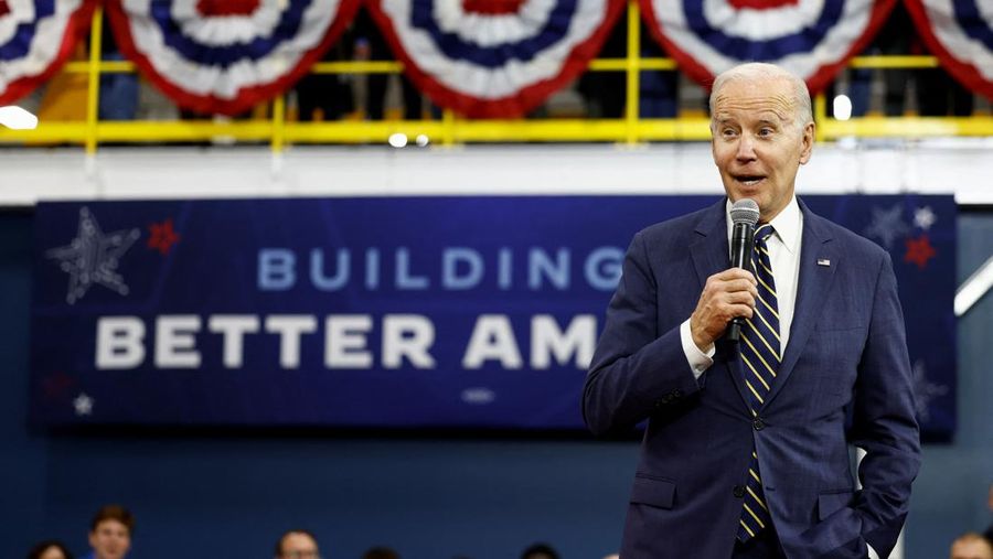 Presiden AS Joe Biden kembali ke panggung dalam gerakan dadakan untuk mengumumkan bahwa AS telah memenangkan pertandingan Piala Dunia saat ia mengunjungi fasilitas SK Siltron CSS di Bay City, Michigan, AS, 29 November 2022.(REUTERS/Evelyn Hockstein)