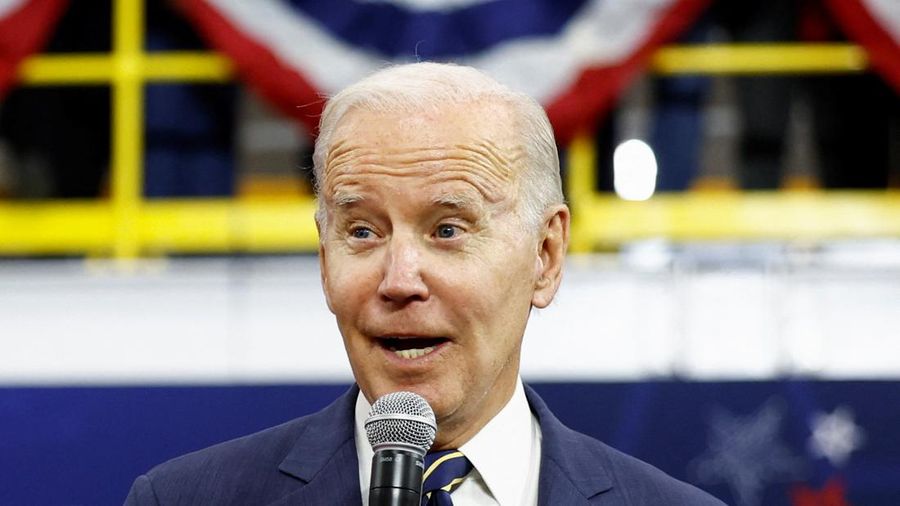 Presiden AS Joe Biden kembali ke panggung dalam gerakan dadakan untuk mengumumkan bahwa AS telah memenangkan pertandingan Piala Dunia saat ia mengunjungi fasilitas SK Siltron CSS di Bay City, Michigan, AS, 29 November 2022.(REUTERS/Evelyn Hockstein)