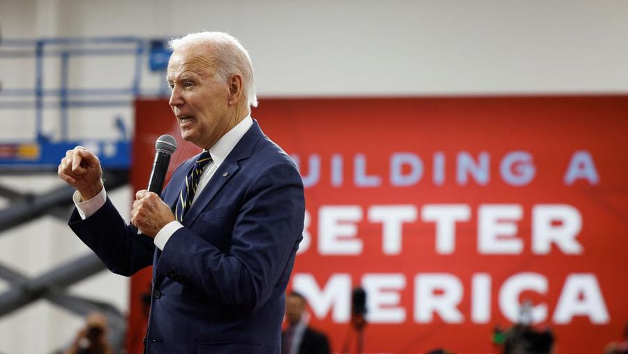 Presiden AS Joe Biden kembali ke panggung dalam gerakan dadakan untuk mengumumkan bahwa AS telah memenangkan pertandingan Piala Dunia saat ia mengunjungi fasilitas SK Siltron CSS di Bay City, Michigan, AS, 29 November 2022.(REUTERS/Evelyn Hockstein)