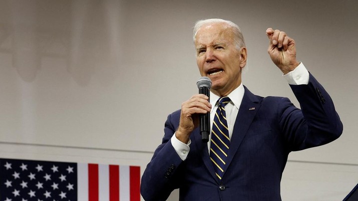 Presiden AS Joe Biden kembali ke panggung dalam gerakan dadakan untuk mengumumkan bahwa AS telah memenangkan pertandingan Piala Dunia saat ia mengunjungi fasilitas SK Siltron CSS di Bay City, Michigan, AS, 29 November 2022. Presiden AS Joe Biden kembali ke panggung dalam gerakan dadakan untuk mengumumkan bahwa AS telah memenangkan pertandingan Piala Dunia saat ia mengunjungi fasilitas SK Siltron CSS di Bay City, Michigan, AS, 29 November 2022.(REUTERS/Evelyn Hockstein)