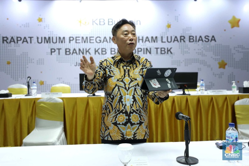 (Kiri - kanan) :  Komisaris Utama PT Bank KB Bukopin Tbk, Jerry Marmen, Direktur Utama  PT Bank KB Bukopin Tbk, Woo Yeul Lee, Wakil Direktur Utama PT Bank KB Bukopin Tbk, Robby Mondong saat Rapat Umum Pemegang Saham Luar Biasa (RUPSLB) di Kantor Pusat Bank KB Bukopin. Jakarta, Rabu (30/11/2022). PT Bank KB Bukopin Tbk (BBKP) mendapat persetujuan penambahan modal dari Pemegang Saham dalam Rapat Umum Pemegang Saham Luar Biasa (RUPSLB) melalui rights issue. (CNBC Indonesia/ Tri Susilo)