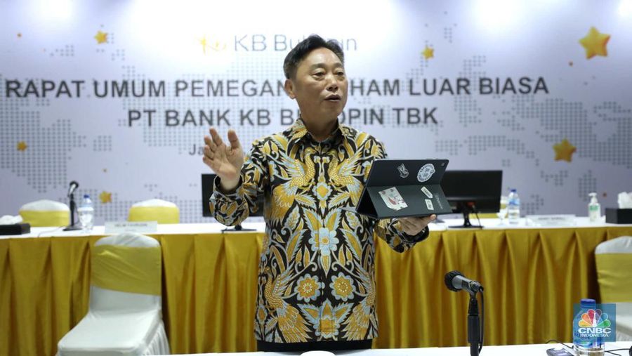 (Kiri - kanan) :  Komisaris Utama PT Bank KB Bukopin Tbk, Jerry Marmen, Direktur Utama  PT Bank KB Bukopin Tbk, Woo Yeul Lee, Wakil Direktur Utama PT Bank KB Bukopin Tbk, Robby Mondong saat Rapat Umum Pemegang Saham Luar Biasa (RUPSLB) di Kantor Pusat Bank KB Bukopin. Jakarta, Rabu (30/11/2022). PT Bank KB Bukopin Tbk (BBKP) mendapat persetujuan penambahan modal dari Pemegang Saham dalam Rapat Umum Pemegang Saham Luar Biasa (RUPSLB) melalui rights issue. (CNBC Indonesia/ Tri Susilo)
