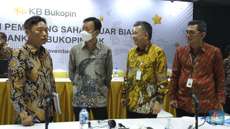 Rapat Umum Pemegang Saham Luar Biasa (RUPSLB) di Kantor Pusat Bank KB Bukopin (Kiri - kanan) : Komisaris Utama PT Bank KB Bukopin Tbk, Jerry Marmen, Direktur Utama PT Bank KB Bukopin Tbk, Woo Yeul Lee, Wakil Direktur Utama PT Bank KB Bukopin Tbk, Robby Mondong saat Rapat Umum Pemegang Saham Luar Biasa (RUPSLB) di Kantor Pusat Bank KB Bukopin. Jakarta, Rabu (30/11/2022). PT Bank KB Bukopin Tbk (BBKP) mendapat persetujuan penambahan modal dari Pemegang Saham dalam Rapat Umum Pemegang Saham Luar Biasa (RUPSLB) melalui rights issue. (CNBC Indonesia/ Tri Susilo)
