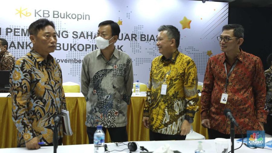 (Kiri - kanan) :  Komisaris Utama PT Bank KB Bukopin Tbk, Jerry Marmen, Direktur Utama  PT Bank KB Bukopin Tbk, Woo Yeul Lee, Wakil Direktur Utama PT Bank KB Bukopin Tbk, Robby Mondong saat Rapat Umum Pemegang Saham Luar Biasa (RUPSLB) di Kantor Pusat Bank KB Bukopin. Jakarta, Rabu (30/11/2022). PT Bank KB Bukopin Tbk (BBKP) mendapat persetujuan penambahan modal dari Pemegang Saham dalam Rapat Umum Pemegang Saham Luar Biasa (RUPSLB) melalui rights issue. (CNBC Indonesia/ Tri Susilo)