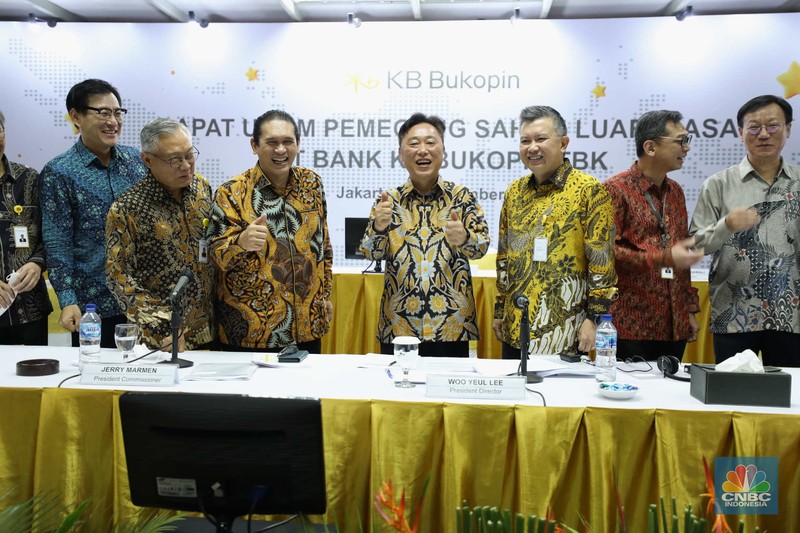 (Kiri - kanan) :  Komisaris Utama PT Bank KB Bukopin Tbk, Jerry Marmen, Direktur Utama  PT Bank KB Bukopin Tbk, Woo Yeul Lee, Wakil Direktur Utama PT Bank KB Bukopin Tbk, Robby Mondong saat Rapat Umum Pemegang Saham Luar Biasa (RUPSLB) di Kantor Pusat Bank KB Bukopin. Jakarta, Rabu (30/11/2022). PT Bank KB Bukopin Tbk (BBKP) mendapat persetujuan penambahan modal dari Pemegang Saham dalam Rapat Umum Pemegang Saham Luar Biasa (RUPSLB) melalui rights issue. (CNBC Indonesia/ Tri Susilo)