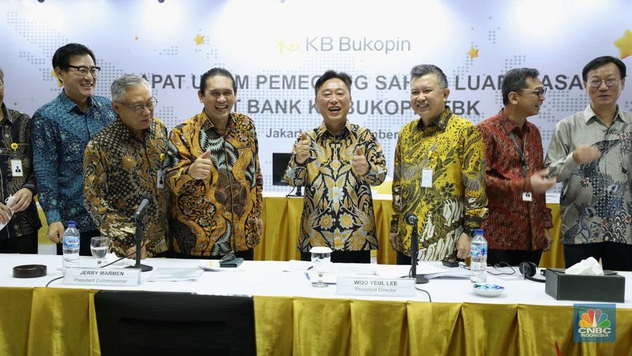 (Kiri - kanan) :  Komisaris Utama PT Bank KB Bukopin Tbk, Jerry Marmen, Direktur Utama  PT Bank KB Bukopin Tbk, Woo Yeul Lee, Wakil Direktur Utama PT Bank KB Bukopin Tbk, Robby Mondong saat Rapat Umum Pemegang Saham Luar Biasa (RUPSLB) di Kantor Pusat Bank KB Bukopin. Jakarta, Rabu (30/11/2022). PT Bank KB Bukopin Tbk (BBKP) mendapat persetujuan penambahan modal dari Pemegang Saham dalam Rapat Umum Pemegang Saham Luar Biasa (RUPSLB) melalui rights issue. (CNBC Indonesia/ Tri Susilo)