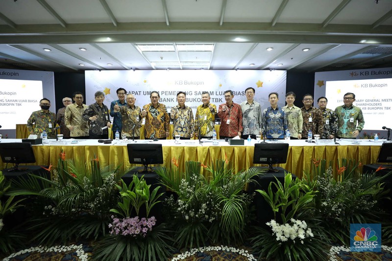 Rapat Umum Pemegang Saham Luar Biasa (RUPSLB) di Kantor Pusat Bank KB Bukopin (Kiri - kanan) : Komisaris Utama PT Bank KB Bukopin Tbk, Jerry Marmen, Direktur Utama PT Bank KB Bukopin Tbk, Woo Yeul Lee, Wakil Direktur Utama PT Bank KB Bukopin Tbk, Robby Mondong saat Rapat Umum Pemegang Saham Luar Biasa (RUPSLB) di Kantor Pusat Bank KB Bukopin. Jakarta, Rabu (30/11/2022). PT Bank KB Bukopin Tbk (BBKP) mendapat persetujuan penambahan modal dari Pemegang Saham dalam Rapat Umum Pemegang Saham Luar Biasa (RUPSLB) melalui rights issue. (CNBC Indonesia/ Tri Susilo)