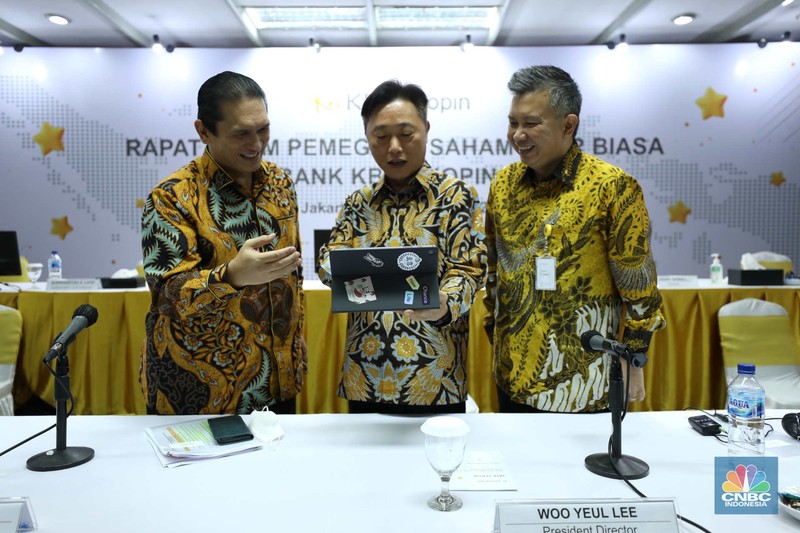(Kiri - kanan) :  Komisaris Utama PT Bank KB Bukopin Tbk, Jerry Marmen, Direktur Utama  PT Bank KB Bukopin Tbk, Woo Yeul Lee, Wakil Direktur Utama PT Bank KB Bukopin Tbk, Robby Mondong saat Rapat Umum Pemegang Saham Luar Biasa (RUPSLB) di Kantor Pusat Bank KB Bukopin. Jakarta, Rabu (30/11/2022). PT Bank KB Bukopin Tbk (BBKP) mendapat persetujuan penambahan modal dari Pemegang Saham dalam Rapat Umum Pemegang Saham Luar Biasa (RUPSLB) melalui rights issue. (CNBC Indonesia/ Tri Susilo)