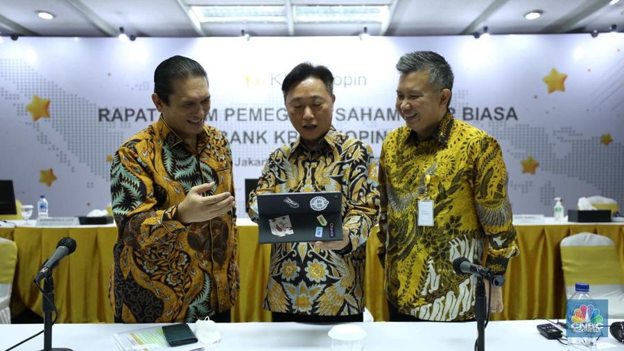 (Kiri - kanan) :  Komisaris Utama PT Bank KB Bukopin Tbk, Jerry Marmen, Direktur Utama  PT Bank KB Bukopin Tbk, Woo Yeul Lee, Wakil Direktur Utama PT Bank KB Bukopin Tbk, Robby Mondong saat Rapat Umum Pemegang Saham Luar Biasa (RUPSLB) di Kantor Pusat Bank KB Bukopin. Jakarta, Rabu (30/11/2022). PT Bank KB Bukopin Tbk (BBKP) mendapat persetujuan penambahan modal dari Pemegang Saham dalam Rapat Umum Pemegang Saham Luar Biasa (RUPSLB) melalui rights issue. (CNBC Indonesia/ Tri Susilo)