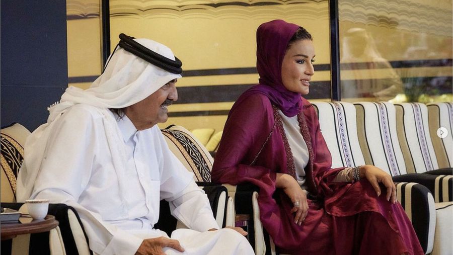 Salah satu perempuan bangsawan Qatar, Sheikha Moza bint nasser Al Missned turut menyambut FIFA World Cup 2022 (Piala Dunia 2022) yang diselenggarakan di negaranya. (Instagram @mozabintnasser)