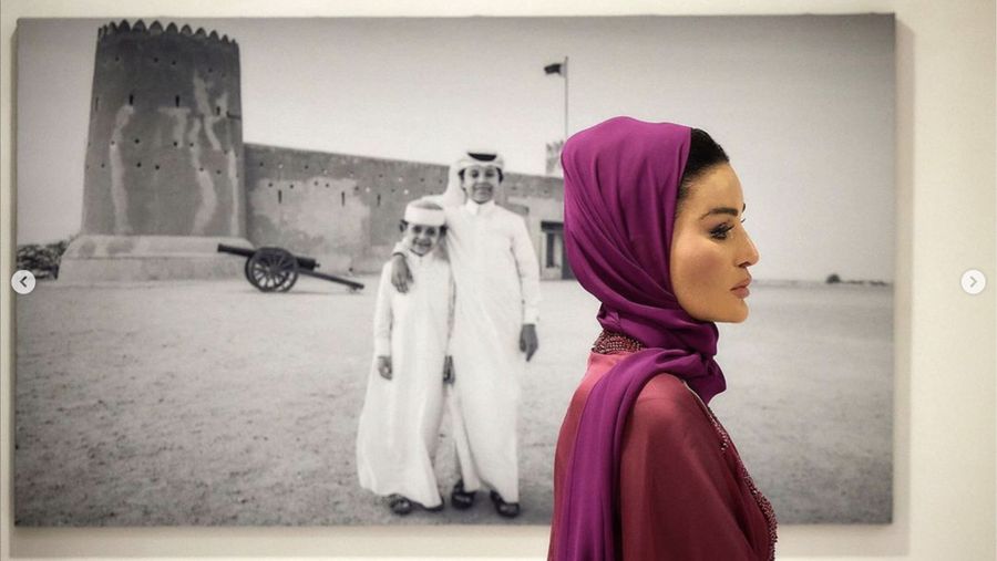 Salah satu perempuan bangsawan Qatar, Sheikha Moza bint nasser Al Missned turut menyambut FIFA World Cup 2022 (Piala Dunia 2022) yang diselenggarakan di negaranya. (Instagram @mozabintnasser)