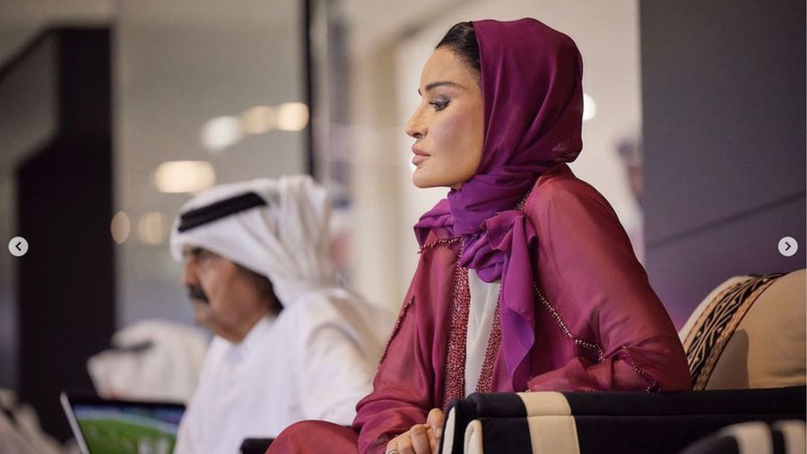 Salah satu perempuan bangsawan Qatar, Sheikha Moza bint nasser Al Missned turut menyambut FIFA World Cup 2022 (Piala Dunia 2022) yang diselenggarakan di negaranya. (Instagram @mozabintnasser)