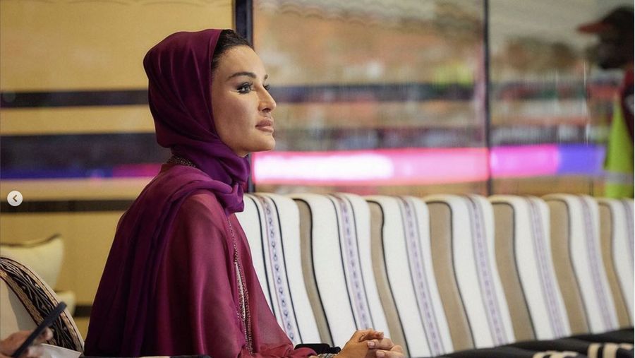 Salah satu perempuan bangsawan Qatar, Sheikha Moza bint nasser Al Missned turut menyambut FIFA World Cup 2022 (Piala Dunia 2022) yang diselenggarakan di negaranya. (Instagram @mozabintnasser)